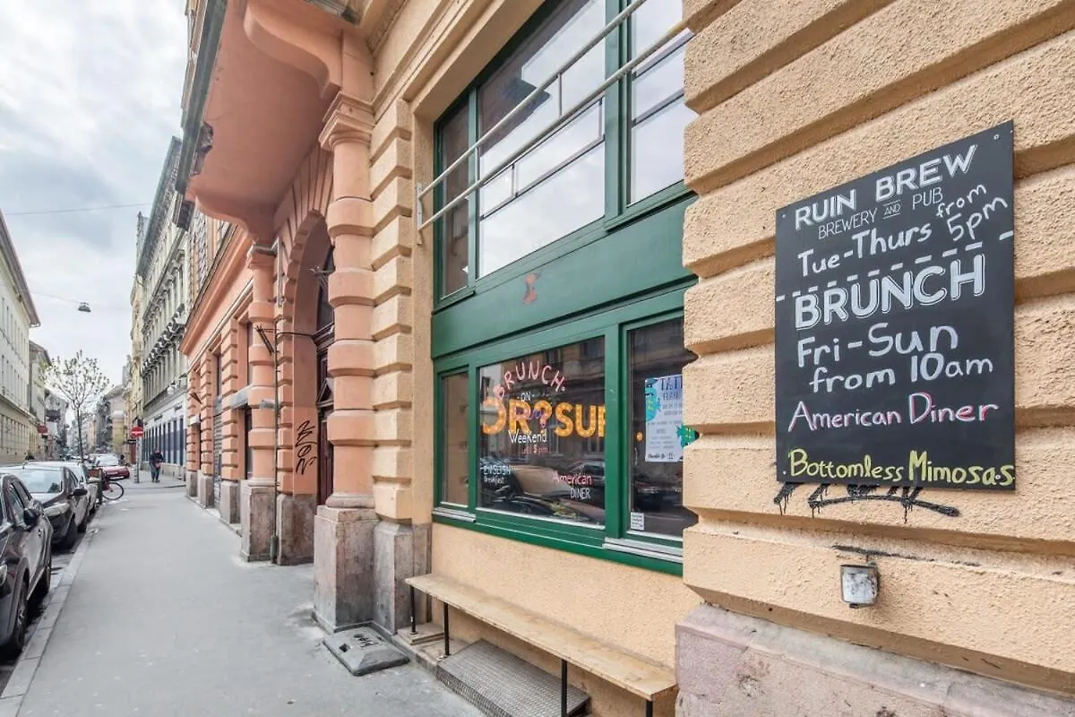 Very Central - Quiet Studio Budapest Apartment